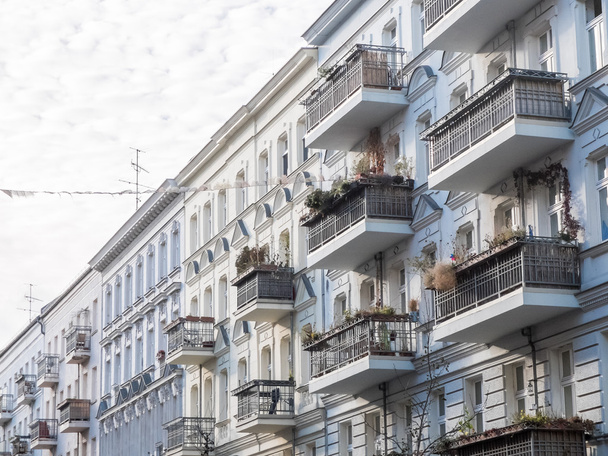 Laagbouw appartementsgebouwen met balkons - Foto, afbeelding
