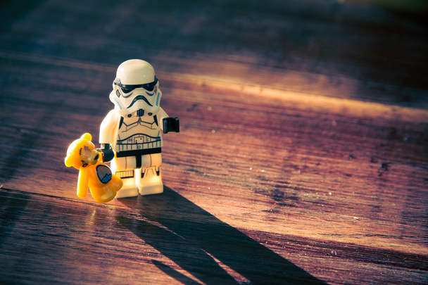 Star Wars ταινία: Stomtrooper, κρατώντας μια κούκλα - Φωτογραφία, εικόνα