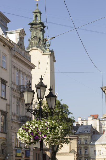 Linterna vintage en la plaza de Lviv
 - Foto, imagen