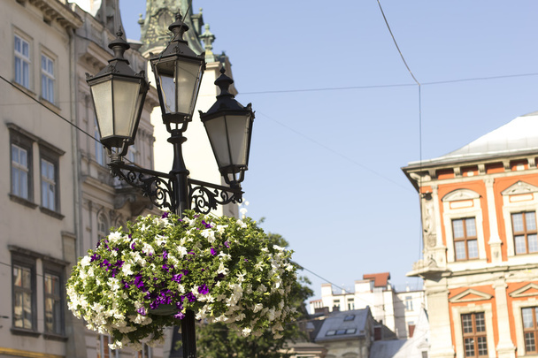 Antigua linterna en la plaza de Lviv. Ucrania Occidental
 - Foto, imagen