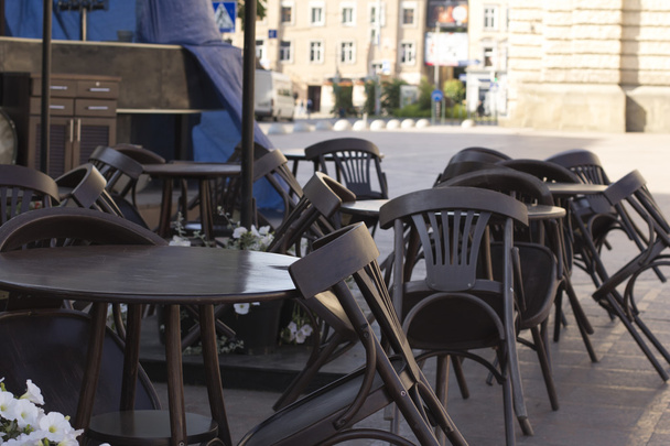 Стулья и столы в закрытом кафе
 - Фото, изображение