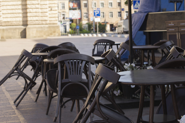 Sedie e tavoli impilati in un ristorante chiuso
 - Foto, immagini