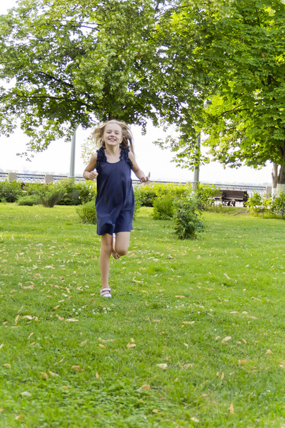Caucasian girl run in summer - Foto, afbeelding