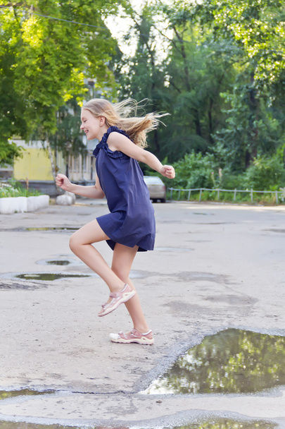 Caucasian girl jump in summer - Foto, immagini
