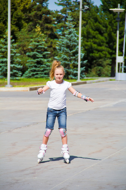 Learning girl on roller skates - Fotografie, Obrázek