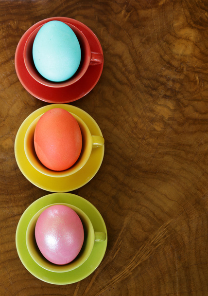 Pasen symbool kleurrijke beschilderde eieren op een houten achtergrond - Foto, afbeelding