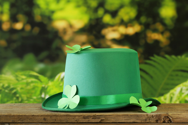 símbolos tradicionais do Dia de Patrick - chapéu verde, trevo
 - Foto, Imagem