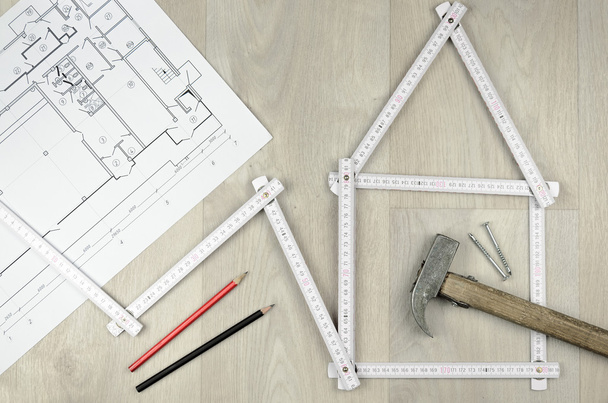 witte meter hulpmiddel vormen een huis en engineering tools op woode - Foto, afbeelding