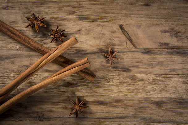 Bâtons de cannelle et étoiles d'anis sur table en bois
 - Photo, image