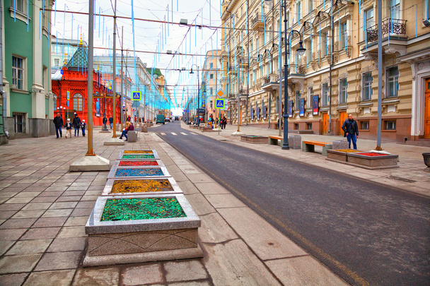 Moscow, Rusland - 7 maart 2015: Oude straat in het centrum van de stad Bolshaya Dmitrovka - Foto, afbeelding