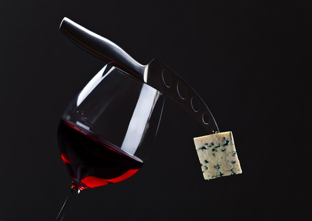 チーズと赤ワイン - 写真・画像