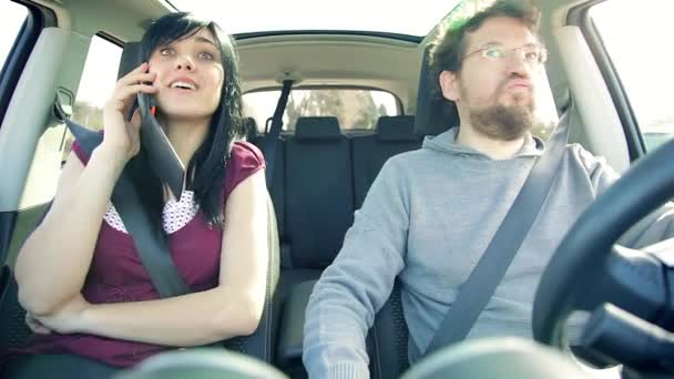 男と女の不幸な車で移動しながら戦う - 映像、動画