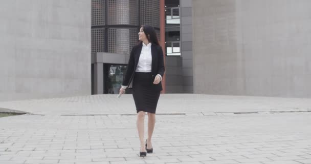 Üzletasszony gyaloglás felé kamera - Felvétel, videó