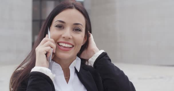businesswoman talking on mobile phone - Footage, Video