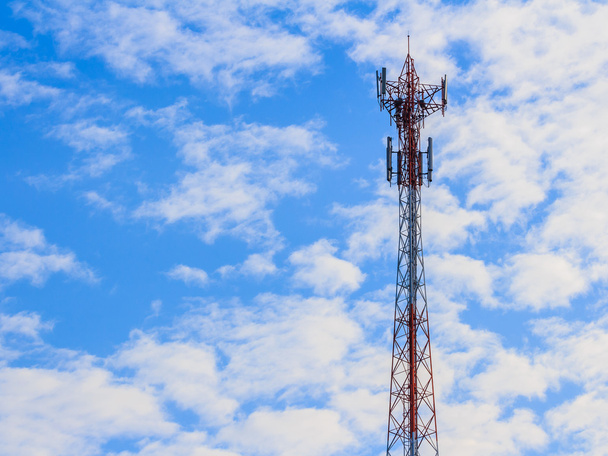 Nahaufnahme weißer Antennenrepeater-Turm am blauen Himmel - Foto, Bild