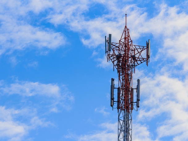Закрыть антенну ретранслятора башни на голубом небе
 - Фото, изображение