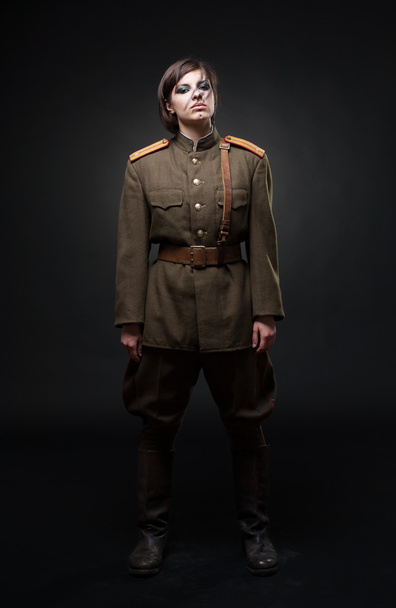 Seksikäs nainen sotilaallinen univormu likainen kasvot
 - Valokuva, kuva