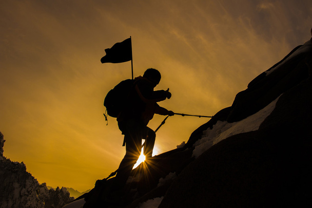Силуэт альпиниста и заката
. - Фото, изображение