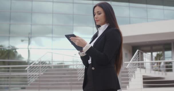 zakenvrouw die tablet gebruikt in Urban Square - Video