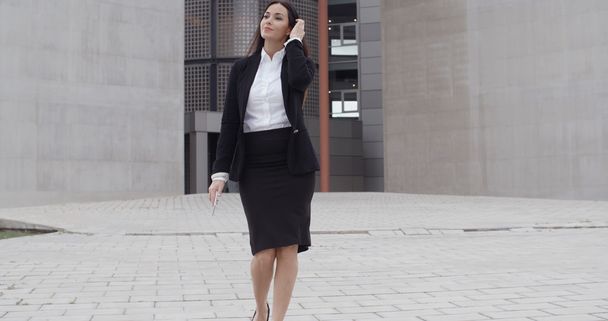 businesswoman walking towards camera - Fotografie, Obrázek