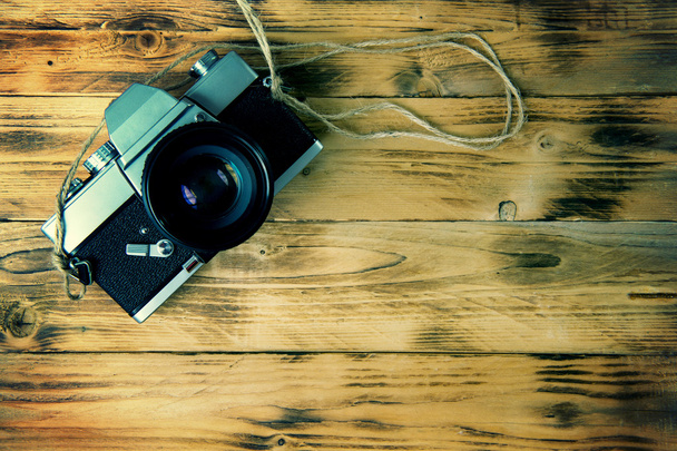 Fotocamera vintage su sfondo in legno. tono Vintage
. - Foto, immagini