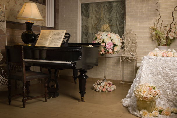 Interior vintage com piano
 - Foto, Imagem