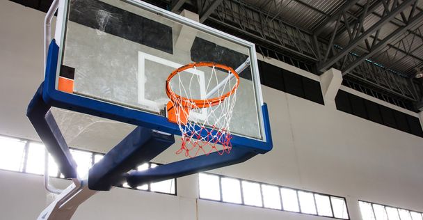 aro de baloncesto en el gimnasio - Foto, Imagen
