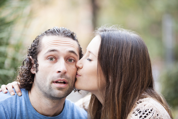 hübsche Frau küsst Mann auf die Wange - Foto, Bild