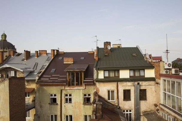 Vista do telhado nas casas em Lviv
 - Foto, Imagem