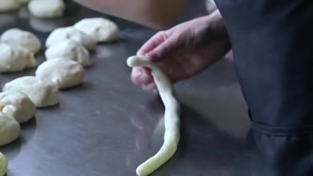 Bäcker rollt den Teig und wickelt eine Wurst hinein - Filmmaterial, Video