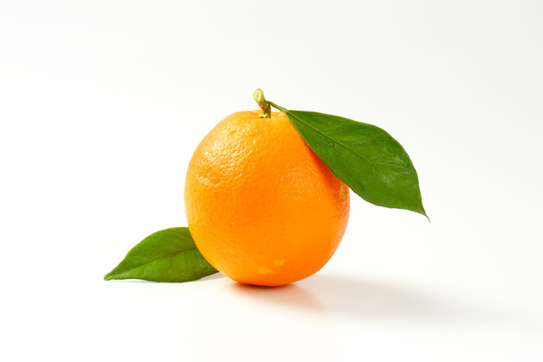 Whole orange with leaves - Foto, Bild