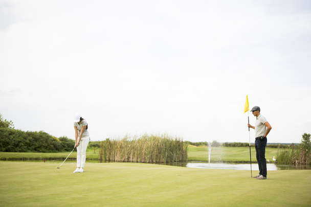 Paar auf Golfplatz - Foto, Bild