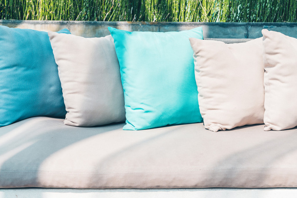 Almohadas en la decoración del sofá
 - Foto, imagen