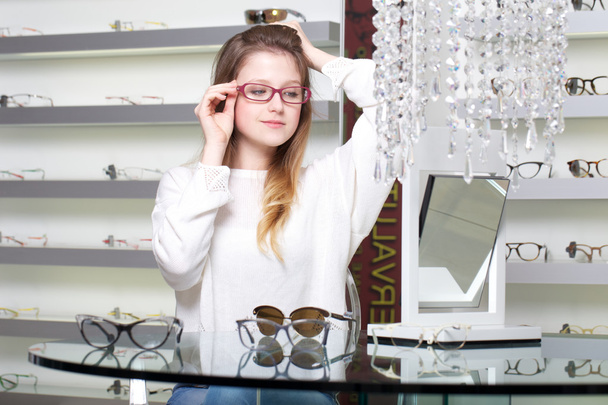 young woman posing in optical store - Foto, afbeelding
