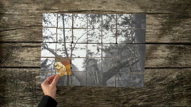 Immagine in scala di grigi assemblata di schede individuali di giovane donna arguzia
 - Foto, immagini