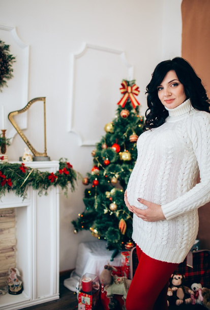 Kobieta w ciąży w Wigilię Bożego Narodzenia - Zdjęcie, obraz