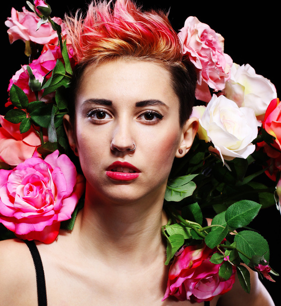 Στούντιο πορτρέτο της νεαρής γυναίκας με ροζ τριαντάφυλλα - Φωτογραφία, εικόνα