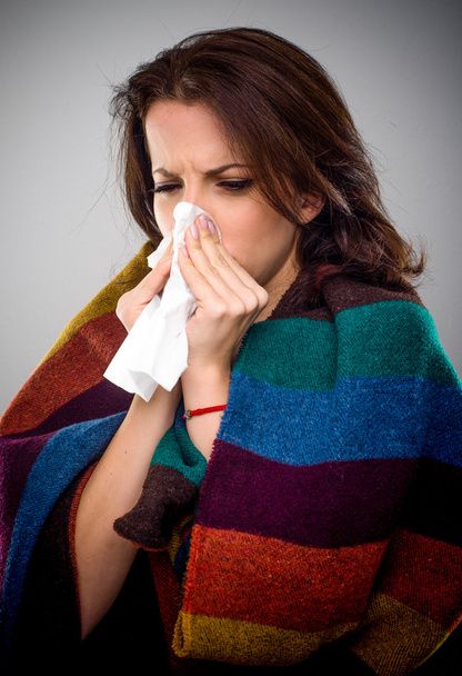 Больной женщиной с зимней простудой
 - Фото, изображение