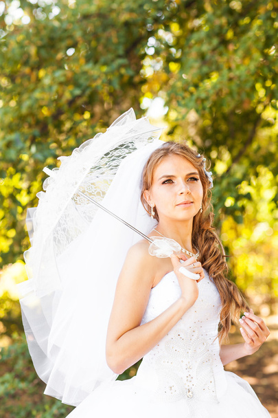 krásná nevěsta s elegantní make-up v bílých šatech - Fotografie, Obrázek