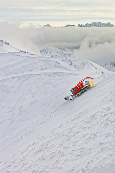 ratrack bei der arbeit auf kasprowy wierch peak in zakopane im winter - Foto, Bild