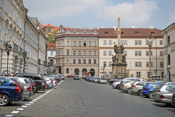 PRAGUE, CZECH REPUBLIC - APRIL 28, 2010: Malostranske namesti with plague column. It is a main square of Prague's Mala Strana district (Lesser Town of Prague) - Foto, Imagen