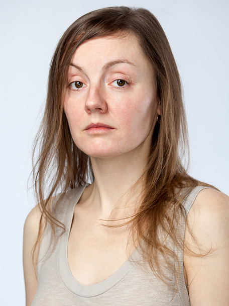 Портрет грустной женщины в бежевой рубашке
  - Фото, изображение