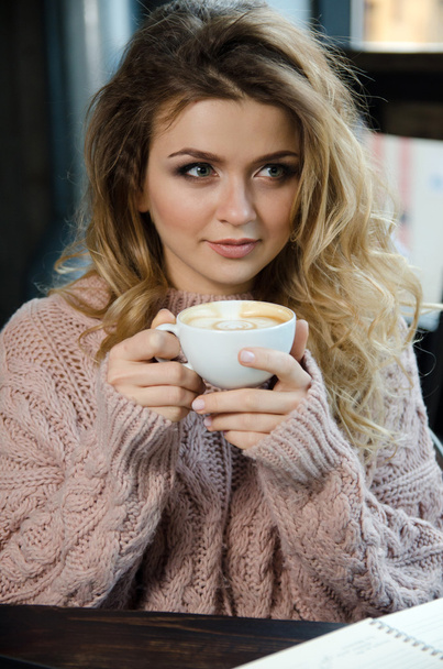Coffee. Beautiful Girl Drinking Coffee in Cafe. Beauty Model - Φωτογραφία, εικόνα