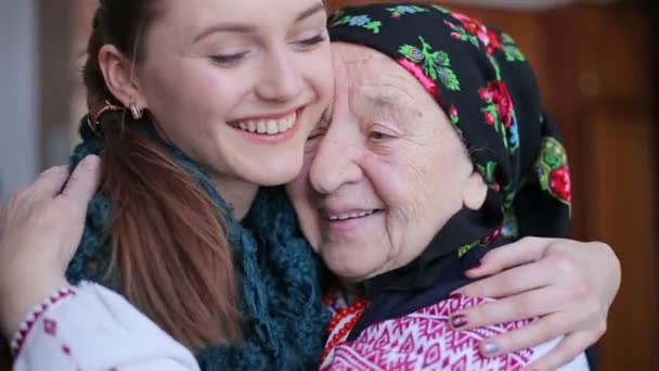 Hugs old grandmother and granddaughter - Materiał filmowy, wideo