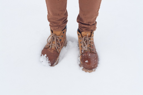 bota en nieve calzado de invierno
 - Foto, imagen