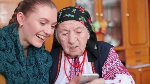 grandmother looking at mobile phone - Video, Çekim