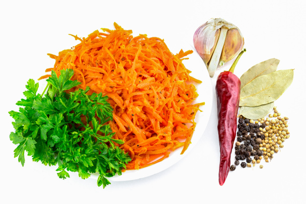 Корейська морква, петрушка, перець, часник лавровий лист, Натюрморт - Фото, зображення