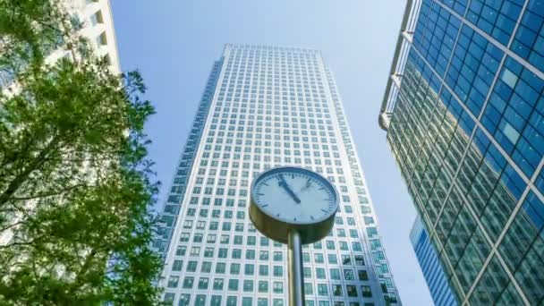 Yhden kuudesta julkisesta kellosta aikakatkaisu kuuluisan business office block One Canada Square aukion edessä Canary Wharfissa, Lontoossa
 - Materiaali, video
