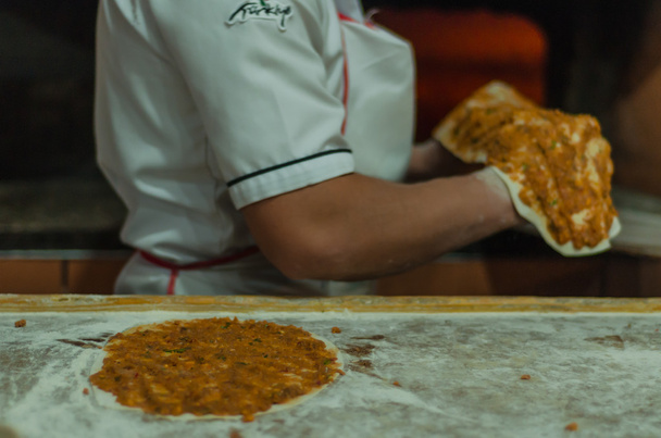 Prepearing pizza turecka o nazwie Lahmacun - Zdjęcie, obraz