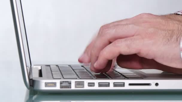 Caucásico joven hombre escribiendo en su ordenador portátil
 - Imágenes, Vídeo